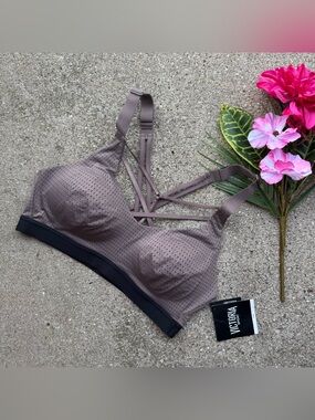 NWT Victoria Sport Lightweight by Victoria’s Secret Sports Bra Size 34B